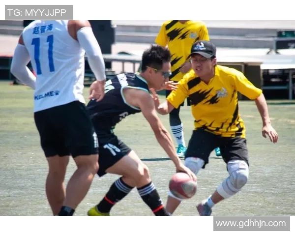 橄榄球明星跨界挑战足球赛场 展现多项运动才华激烈对抗